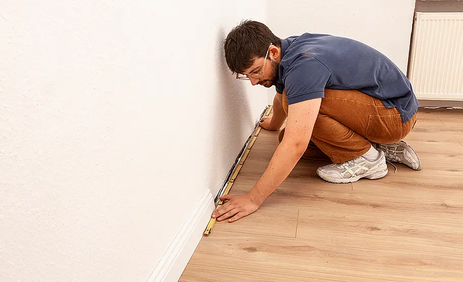 Laminatboden verlegen: Fußleisten