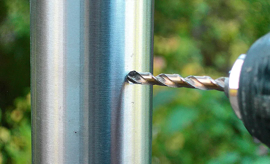 Geländer an Hochterrasse montieren