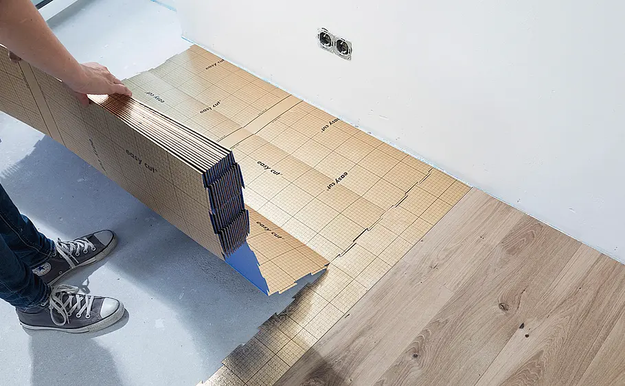 Elastischen Bodenbelag aus Vinyl verlegen