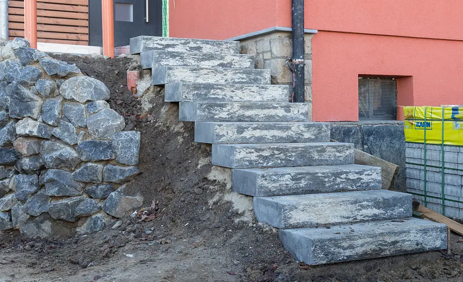Treppe aus Blockstufen setzen