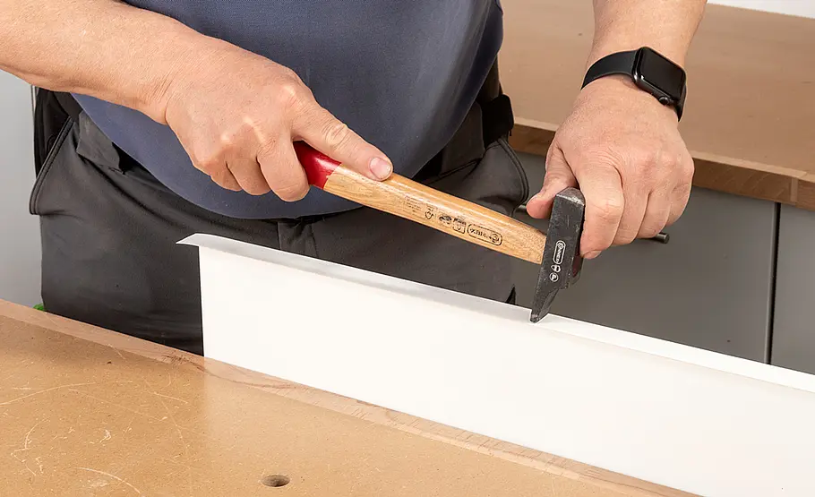 Kanten mit Schmelzkleber umleimen