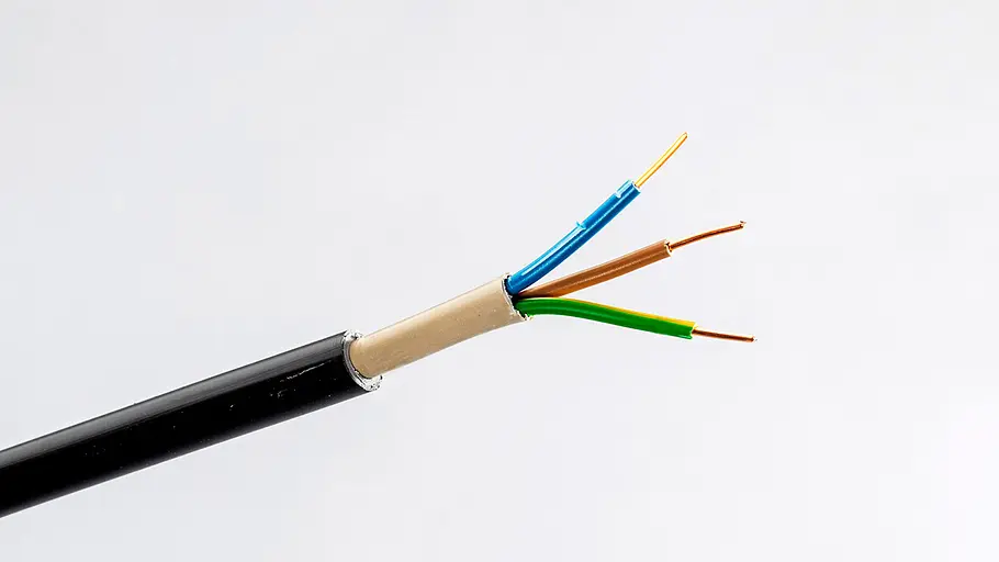 Ein dreiadriges Stromkabel: Oben blau (Neutralleiter), Mitte braun (Phase), unten gelb-grün (Schutzleiter)