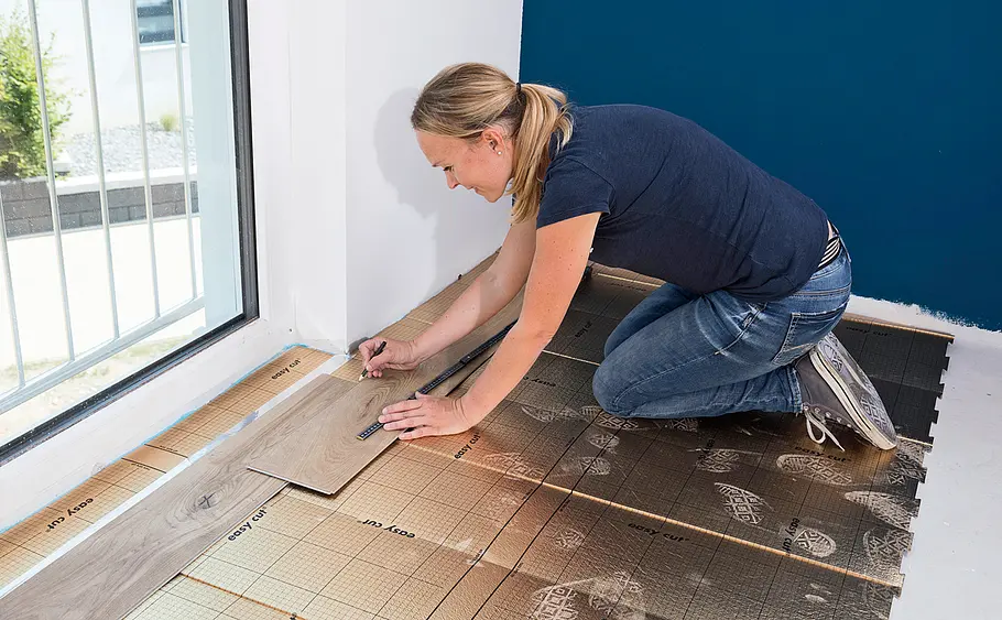 Elastischen Bodenbelag aus Vinyl verlegen