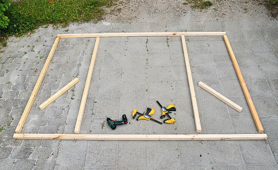 Anlehngewächshaus aus Holz vor der Hauswand selber bauen