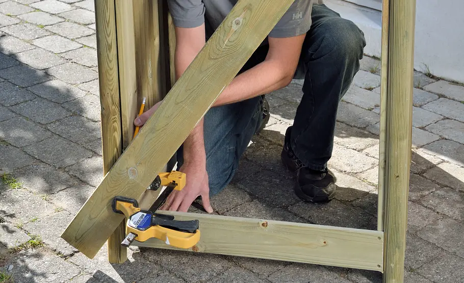 Holzverkleidung für Mülltonnen