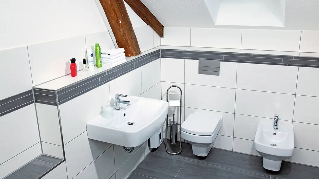 Kleines Handwaschbecken selbst anschließen - Foto: sidm / CK Kleines Handwaschbecken selbst anschließen - Foto: sidm / CK