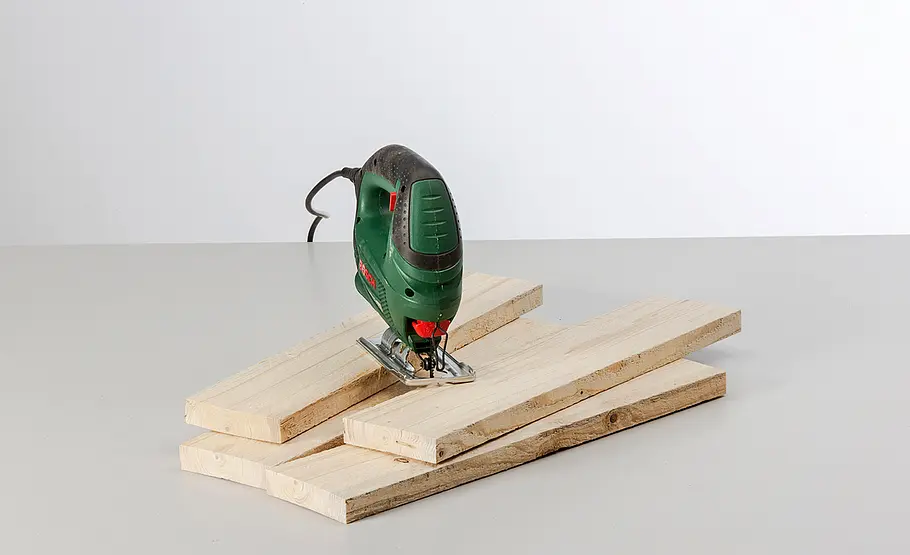 Sägerauen Holzstuhl bauen