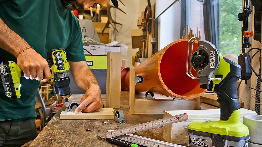 Ghostbastler Nils baut kleine Schneidhilfe aus Holz mit Bockrollen