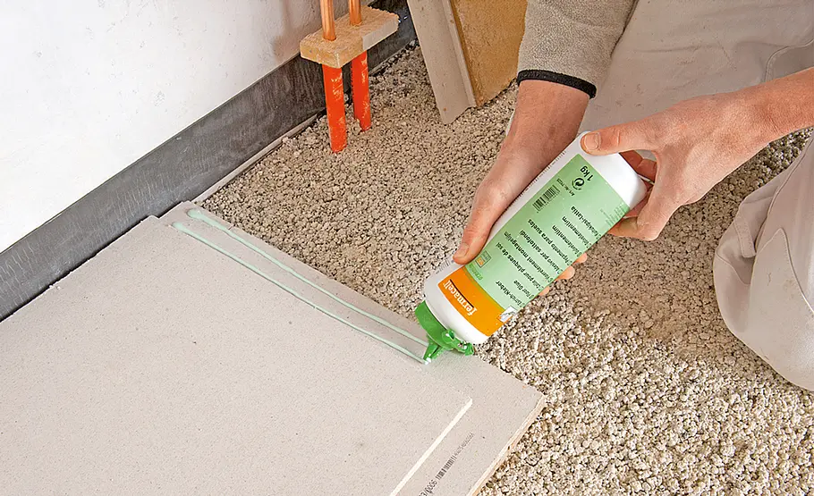 Trockenschüttung und Estrichplatten verlegen