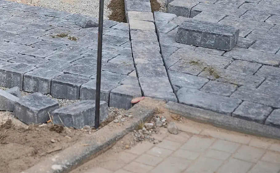 Weg zum Haus pflastern