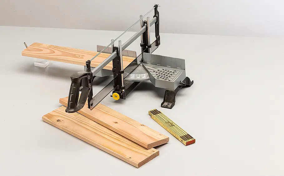 Wasserkasten für Matschküche bauen Bretter für Matschküche zusägen