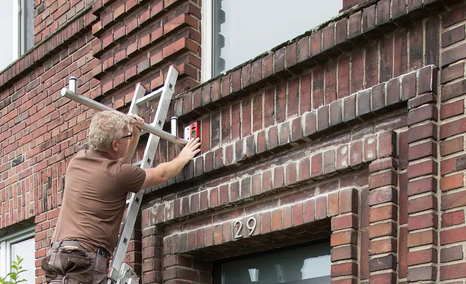 Hausvordach aus Glas und Edelstahl montieren