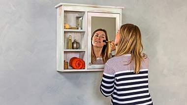 Spiegelschrank aus Holz selber bauen - Foto: sidm / KEH