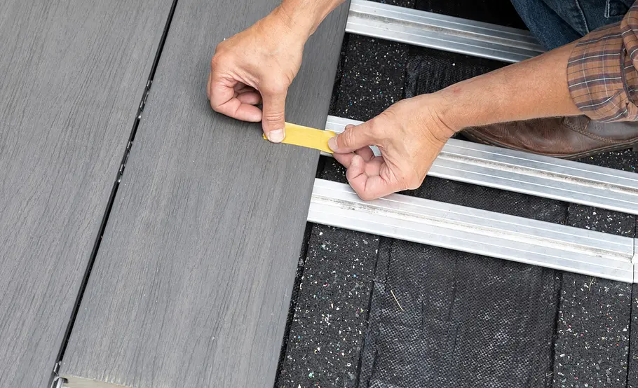 Terrassensanierung: WPC-Dielen im Wechselverband verlegen