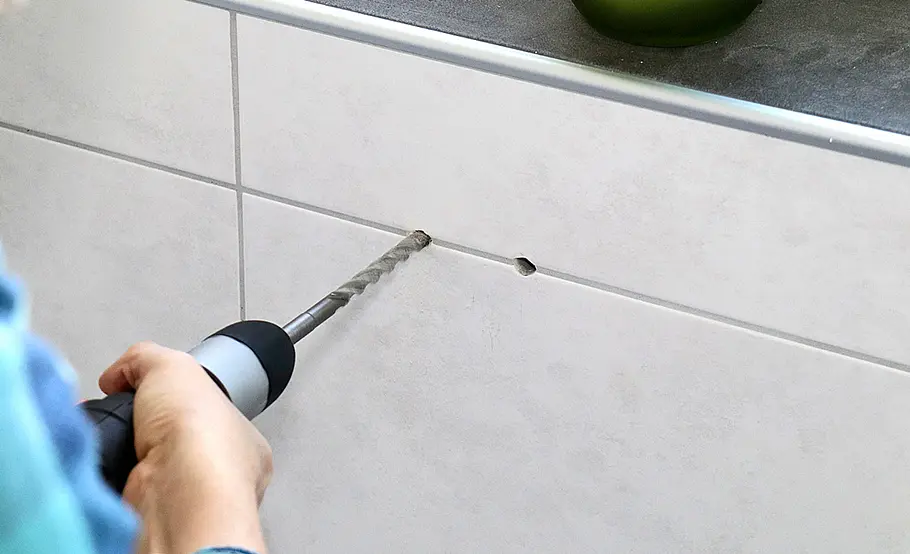 Dusch-Haltegriff befestigen