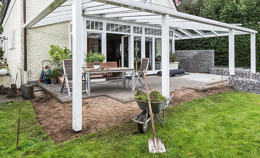 Terrasse mit Stufen in den Garten
