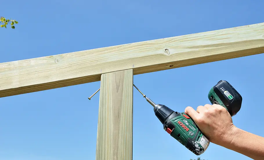 Luftige Pergola aus Holz selber bauen