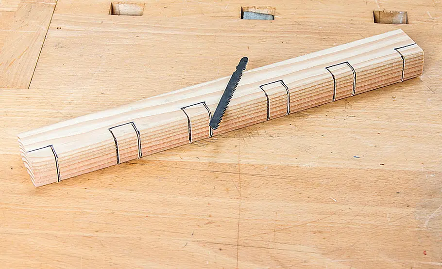 Praktisches Holzregal für den Garten selber bauen