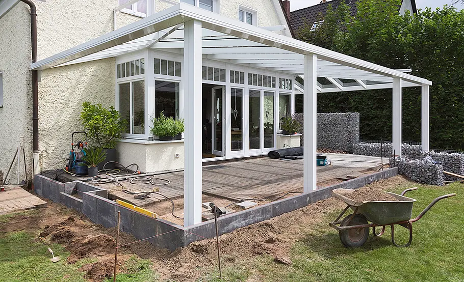 Terrasse mit Stufen in den Garten