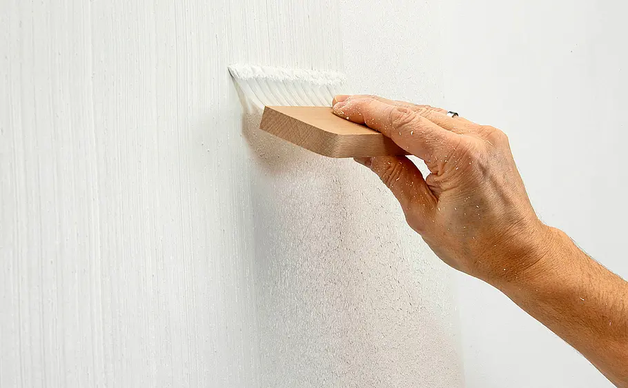 Wand in feinen Streifen streichen