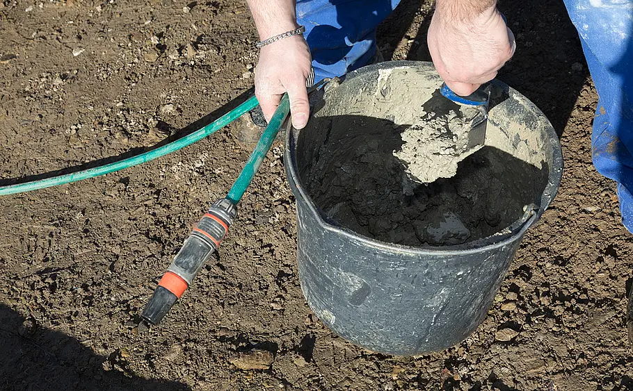 Stufen-Hochbeet aus Betonsteinen mauern