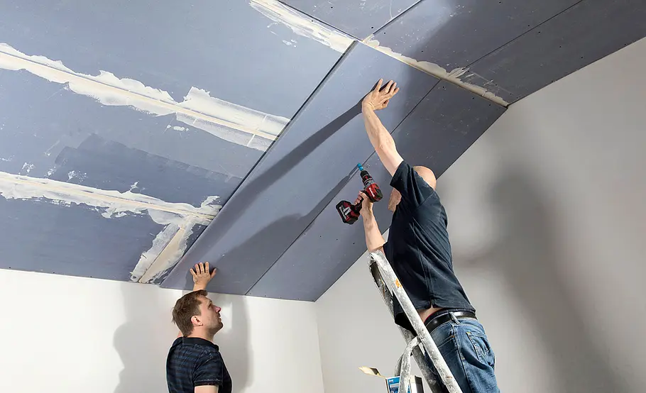 Dachstuhl mit Gipskartonplatten beplanken