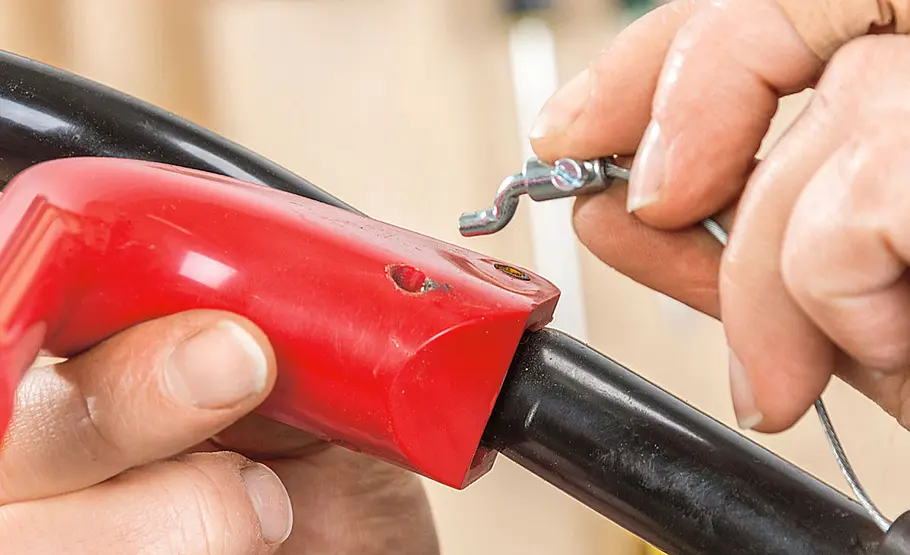 Rasenmäher Reparatur: Bowdenhülle erneuern