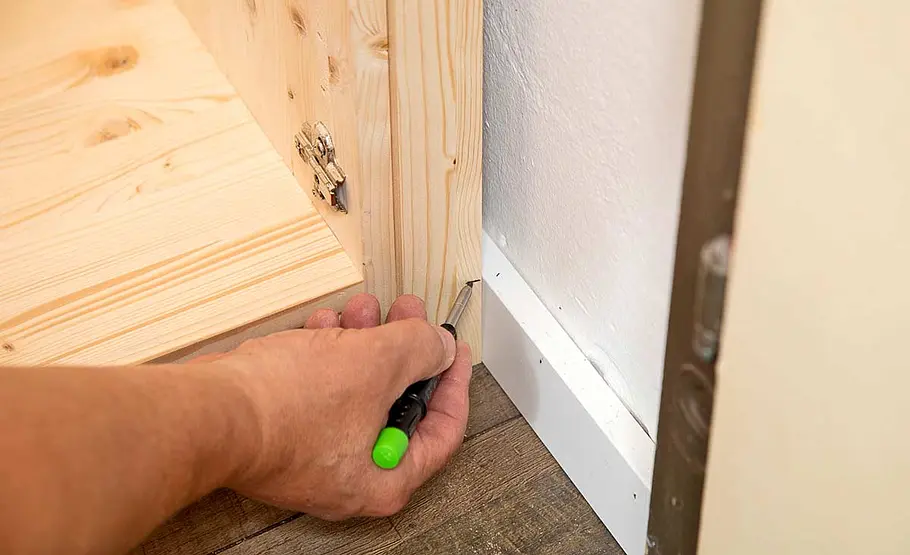 Schrank unter Treppe montieren