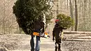 Weihnachtsbaum schlagen - Foto: Hersteller / Stihl/djd Weihnachtsbaum schlagen - Foto: Hersteller / Stihl/djd