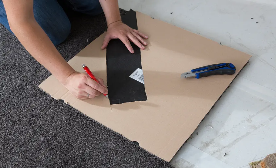 Teppichfliesen verlegen ohne Klebeband