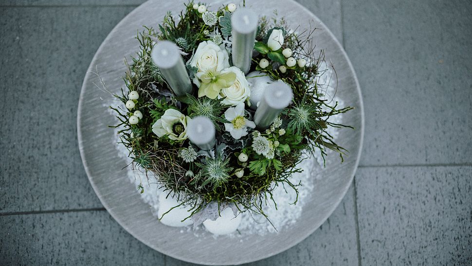Adventskranzdeko in grau-grün - Foto: Blumen – 1000 gute Gründe