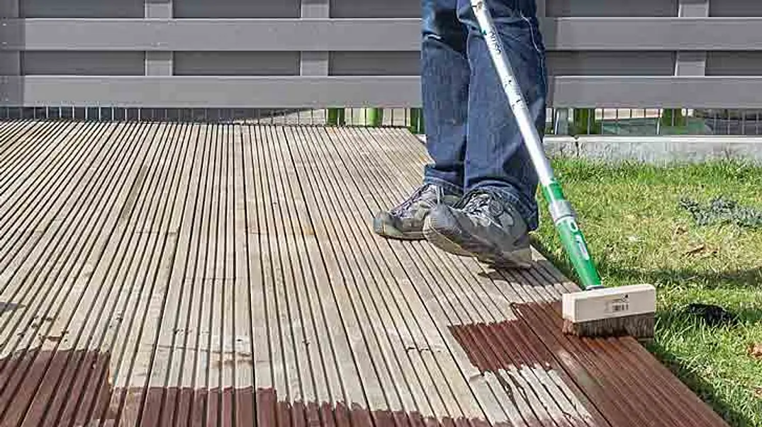 Terrassendielen reinigen und vor Verwitterung schützen - Foto: sidm / KEH Terrassendielen reinigen und vor Verwitterung schützen - Foto: sidm / KEH