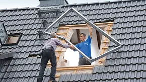Dachfenster einsetzen - Foto: sidm/Claudio Kalex Dachfenster einsetzen - Foto: sidm/Claudio Kalex
