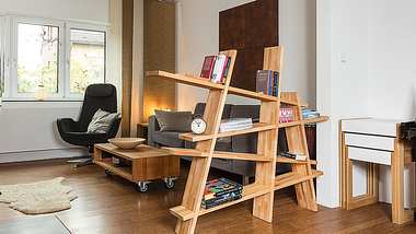 Kleines Bücherregal als Raumteiler selber bauen - Foto: sidm / KEH, CK