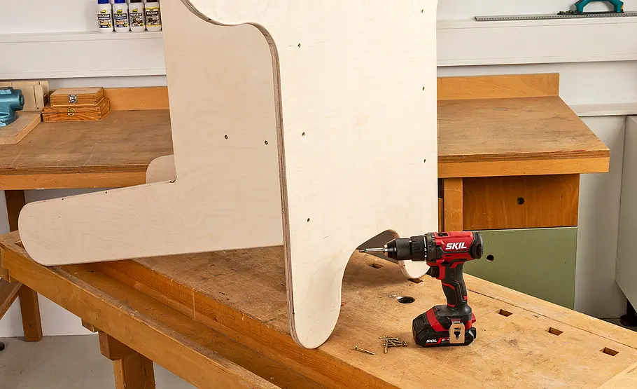 Fußball-Sessel aus Bierkästen bauen
