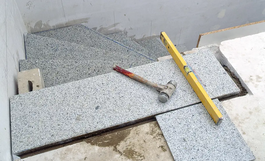 Treppe aus Natursteinplatten