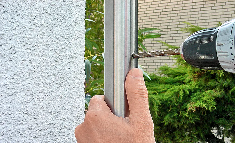 Geländer an Hochterrasse montieren