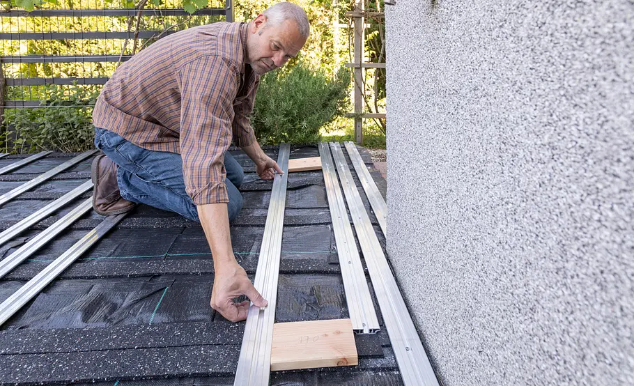 Terrassensanierung: Unterkonstruktions-Profile verschrauben