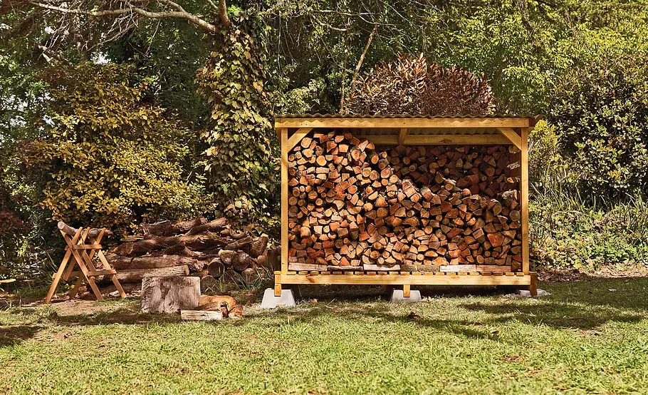 Kamin-Holzlager selber bauen Brennholzunterstand bauen