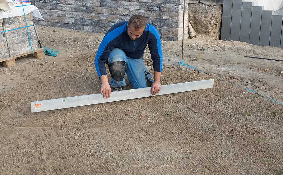 Stufen-Hochbeet aus Betonsteinen mauern