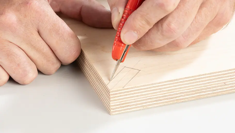 Mit Cuttermesser Konturen anritzen.