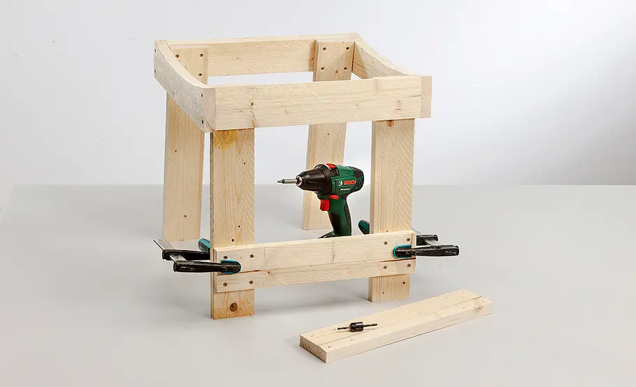 Sägerauen Holzstuhl bauen