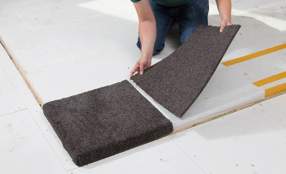 Teppichfliesen verlegen ohne Klebeband