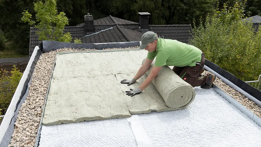 Legen Sie die Matten dichtgestoßen nebeneinander – quer zur Verlegerichtung der Drainmatten.