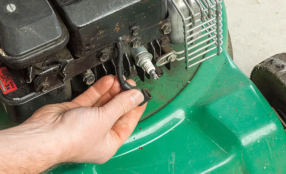 Rasenmäher Reparatur: Flüssigkeiten ablassen