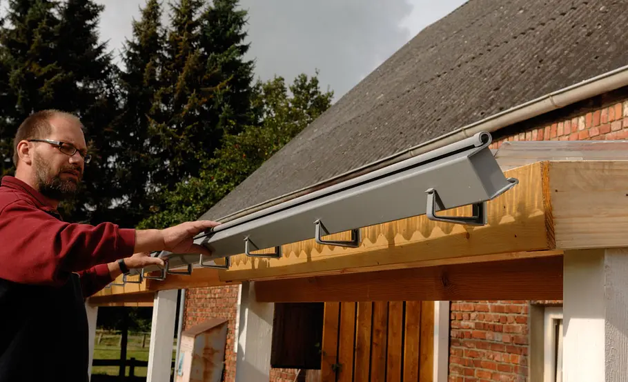 Dachrinne und Regenfallrohr selbst montieren