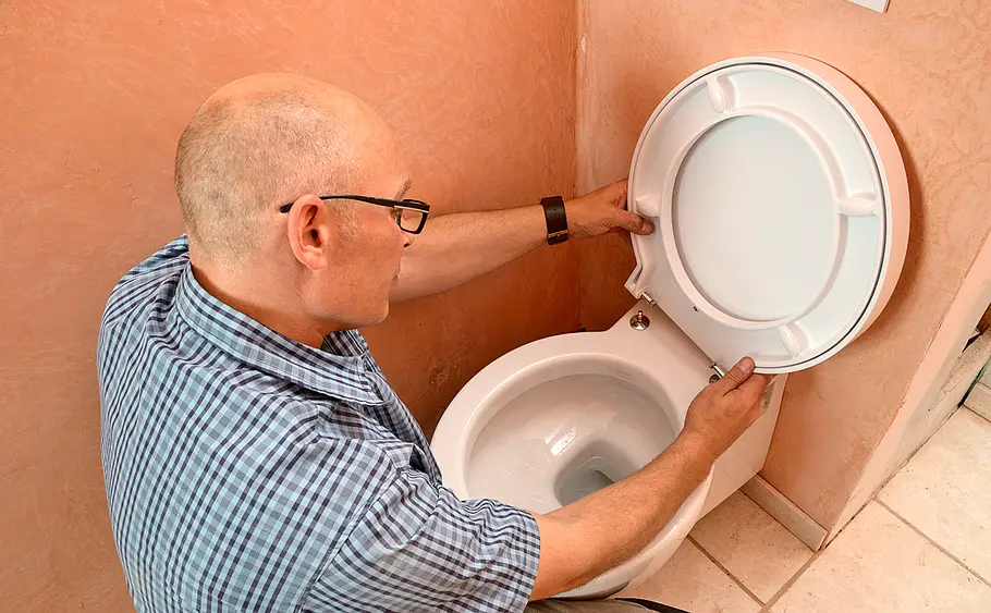 Wandhängendes WC an Vorwandelement montieren