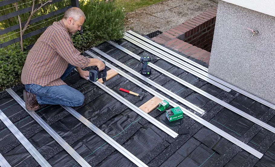 Terrassensanierung: Unterkonstruktions-Profile verschrauben