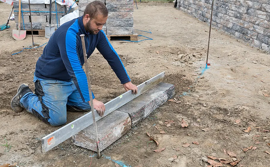 Stufen-Hochbeet aus Betonsteinen mauern