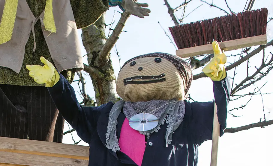 Sitzende Vogelscheuche bauen